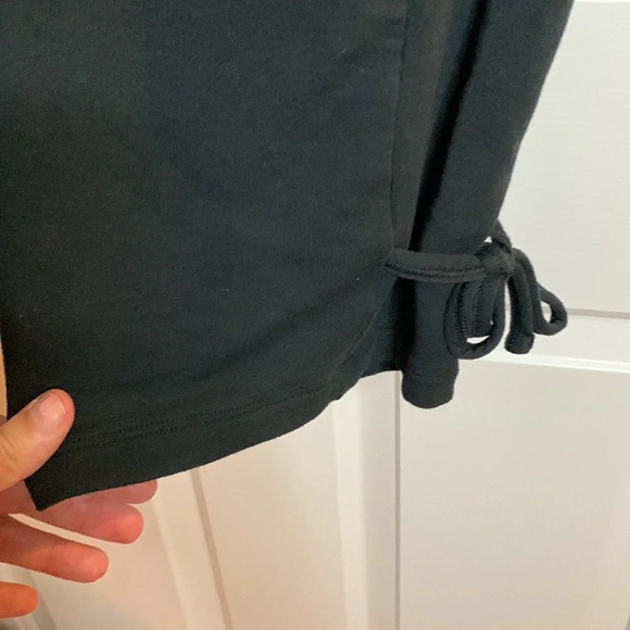 EUC women’s NIKE DRI-FIT pullon black cropped pants size medium - Picture 3 of 8